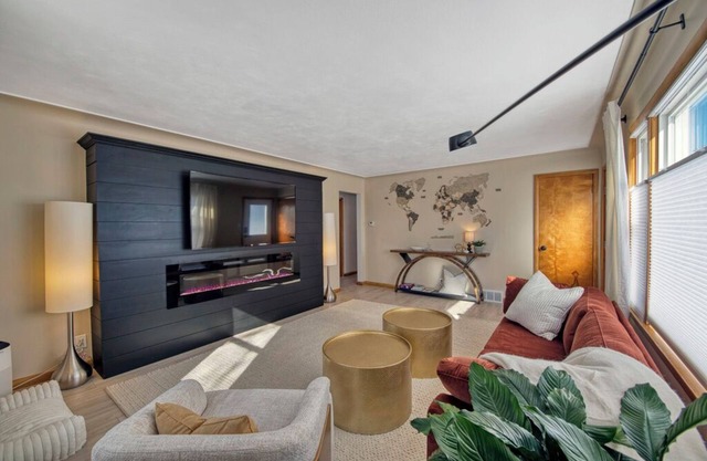 Fall Color Season is Here! Mid-modern 2 beds w/King/Queen