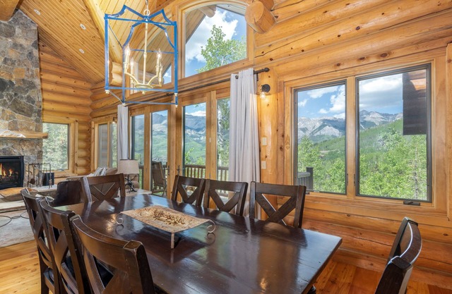 FALL COLORS ARE ABLAZE! EPIC Ski-in/Out 4BR+home Hot tub, fp, deck+