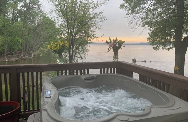 Fall Colors! Lux Riverfront, Hot Tub, In & Outdoor Fireplace & Best place in QC.