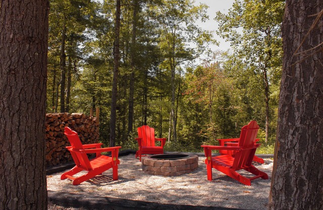 Fall Colors- Secluded 2BR Cabin - Hot Tub - Pet Friendly- 6 Minutes to Gorge