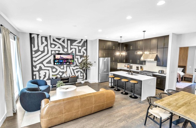 Fall hot tub, karaoke, game room near downtown Nashville