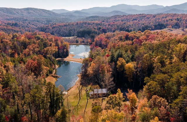 Fall In Blue Ridge! Water View-Hot Tub-Cozy Fire!