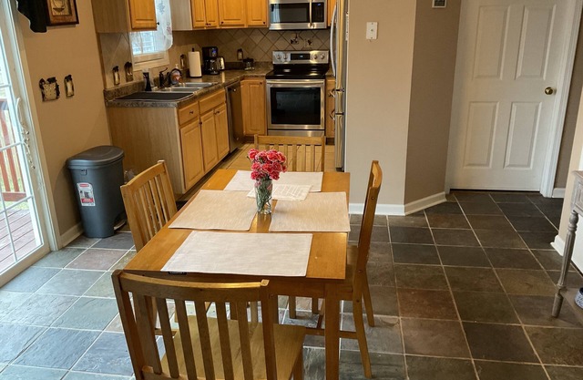 Fall in the Smokies! 3 BR 2.5 bath with Master Suite. Close to everything!