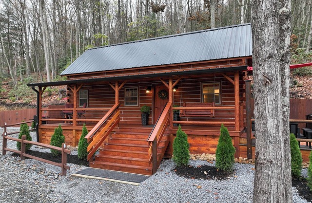 Fall into the Smokey Mountains Pet Friendly with Hot Tub Cabin A