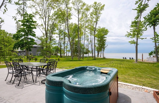 Fall Lakefront Oasis: Hot Tub, Kayaks & Family Fun