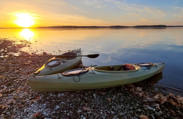 Fall Nights, Lake Views & Cozy Fires Await! – 6th Night FREE!