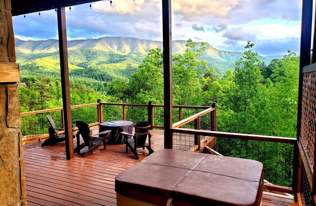 Fall special Mountain Bliss - cozy cabin with scenic view in Gatlinburg