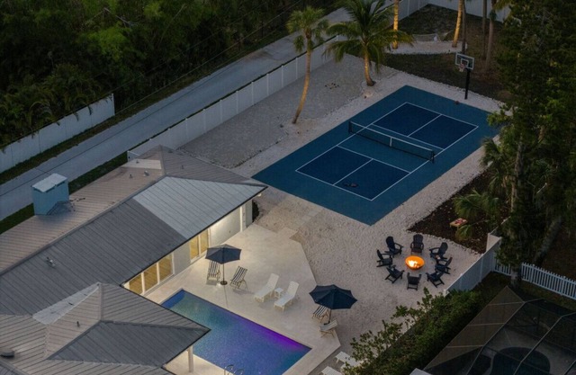 FALL SPECIAL - Sleeps 19! Close to IMG, Beaches!