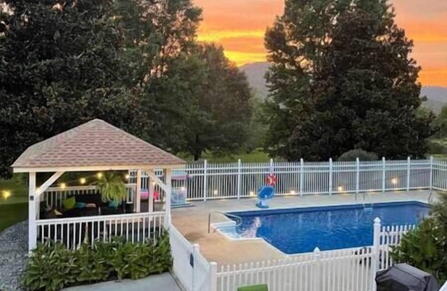 Fall Vibes - Hot Tub & Fire Place - Mountain Views - Minutes to Chattanooga