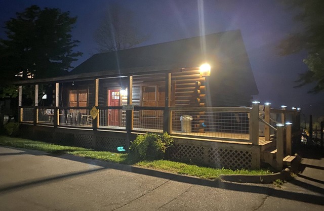 Falling Rock-Walk to the Parkway- Hot Tub - Gas Fire Table - Community Pool