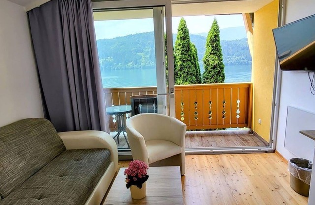 Familienzimmer mit Balkon und Seeblick - Pension Sedlak und Golfappartements