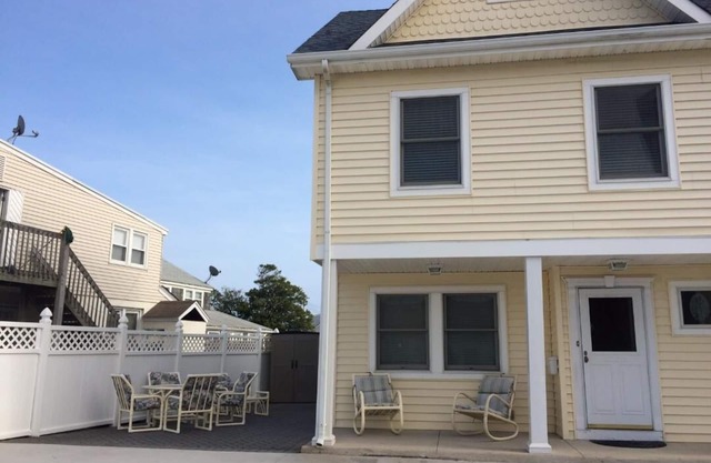 FAMILIES & RETIREES ONLY! Steps to Beach & Boardwalk! CLEAN, Near all activities