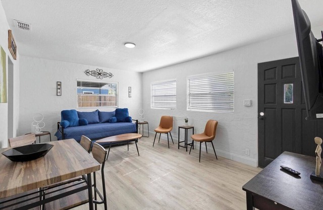 Family 2BR Orlando Home Sleeps 6 + Patio