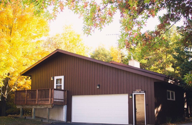 Family and pet friendly house in beautiful Sandy Knoll County Park!
