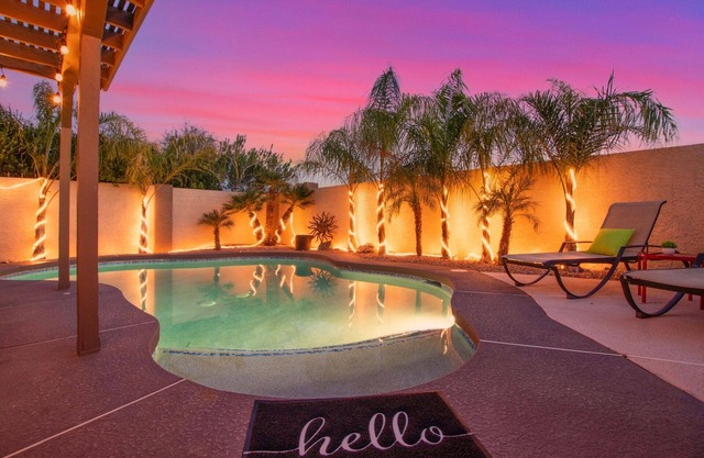 Family and Senior-Friendly VERY Private Home. FREE Heated Pool & Hot Tub!