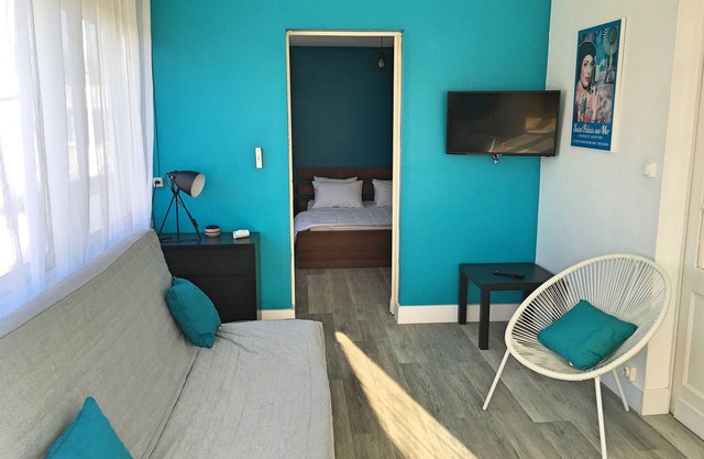 Family apartment with large terrace, 100 m from the sea