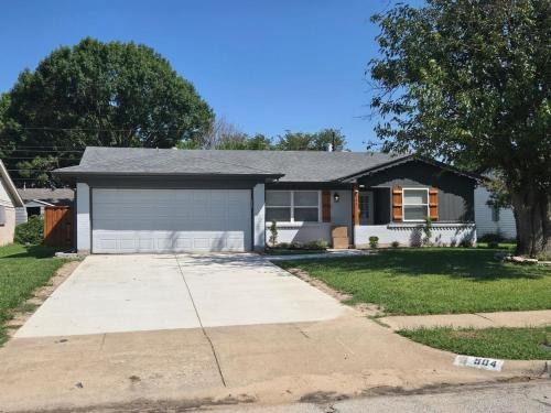 Family Comfort Retreat & Spacious Yard