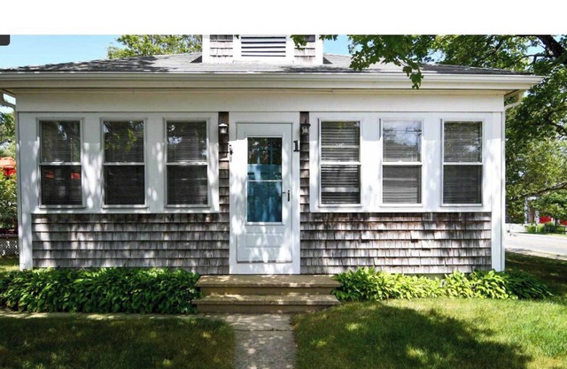 Family cottage in Oak Bluffs. Close to town