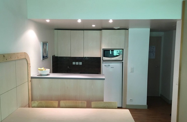 Family friendly, 2 bedroom apt, comfortably sleeps 5 and very near the slopes