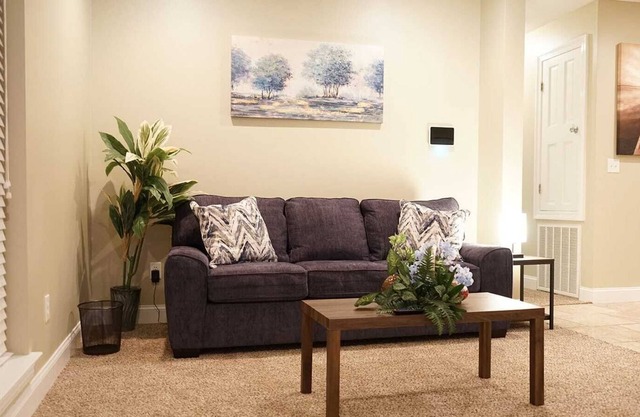 Family-friendly 3BR/2B 4 TVs Full Kitchen Balcony