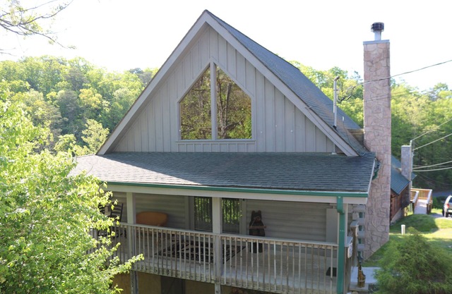 Family-friendly ;Avg. nightly rate $99; 5 miles from Soaky Mtn. Waterpark