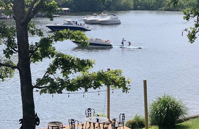 FAMILY FRIENDLY COVE! CALM WATERS, GREAT HOUSE, DOCK AND FIREPIT!