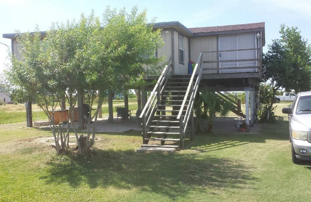 Family Friendly Cabin Good for Bird Watching Close to Crystal Beach & Galveston!