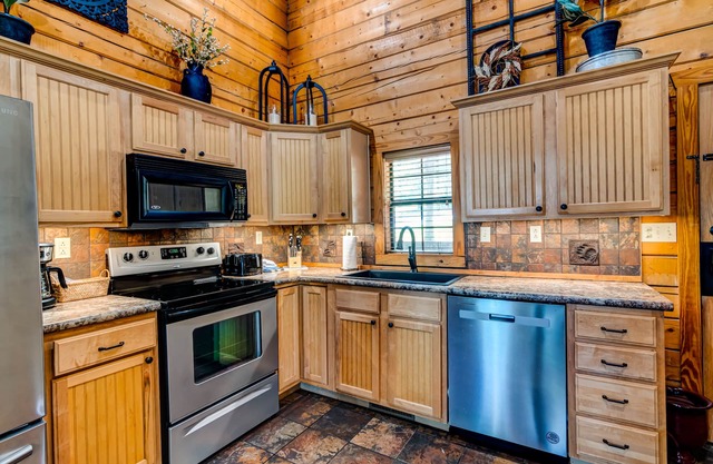 Family Friendly Cabin - 2BR + Loft with Bunk Beds, Gas Fireplace, and more!