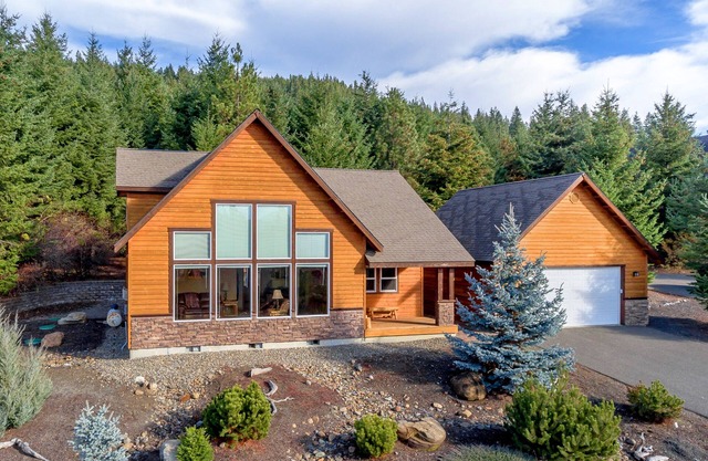 Family friendly Cabin in Roslyn Ridge! WiFi | Private Hot Tub | Summer Pool!