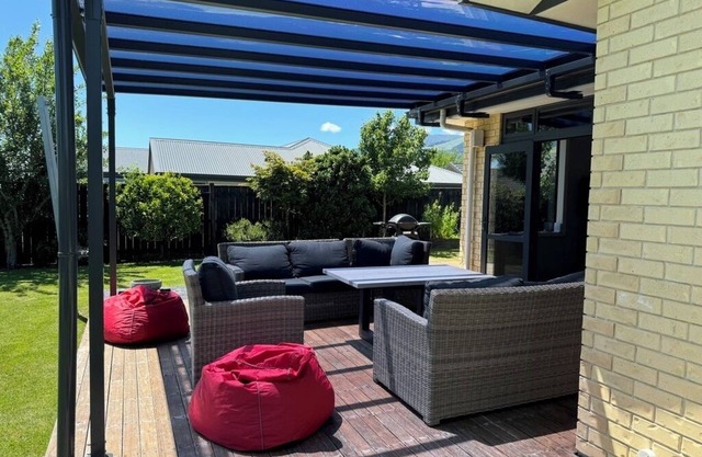 Family friendly comfort, close to shops, pool, and mountain biking trials.
