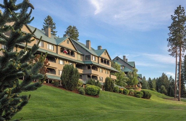 Family-Friendly Condo Steps to Lake w/Resort Indoor Pool & Full Kitchen
