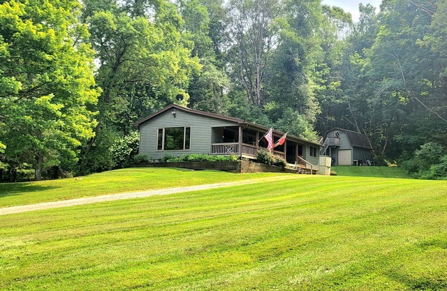 Family Friendly Ellicottville Cabin - Hot Tub & Fireplace Near Skiing and Tubing