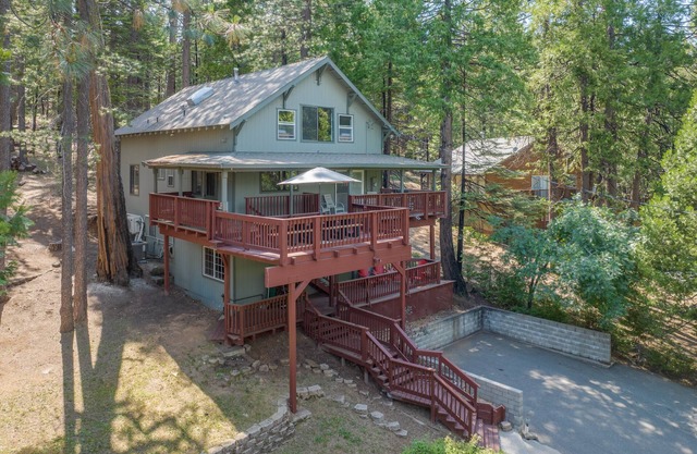 Family-Friendly Forest Cabin-Sleeps 20-3 Levels of Fun w/Arcade & Pool Table