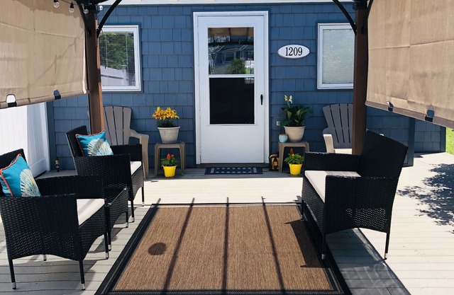 Family Friendly Fully Fenced XL Yard w/Pergola& BarPicnicArea & Outside Shower!