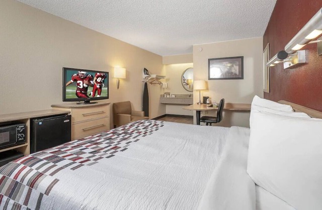 Family-friendly Hotel Near Downtown Buffalo! w/ Free Parking, Pets are Allowed!