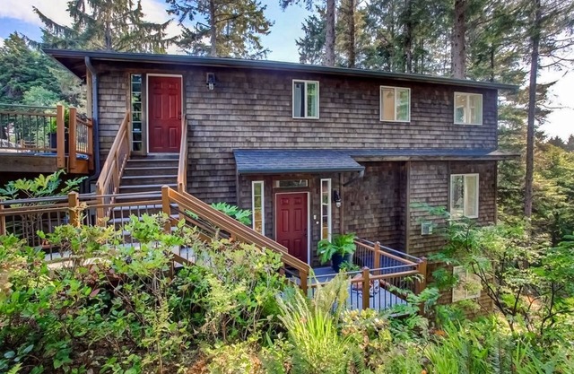 Family-friendly home w/spacious deck, gas fireplace, & ocean view