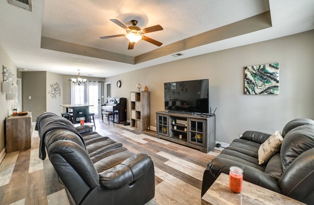 Family-Friendly Home: 9 Mi to Clarksville Speedway