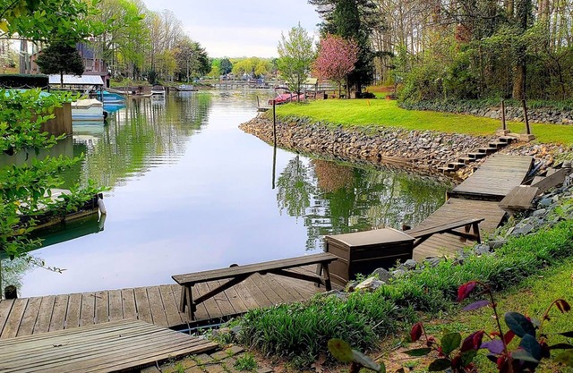 Family-friendly lakefront retreat. 8 Kayaks, porch swings, grill, private dock.