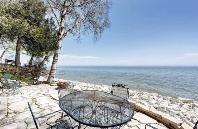 Family friendly lake front cottage just 15 minutes to EVERYTHING!