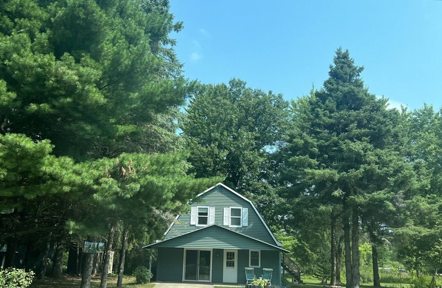 Family friendly lakeside cottage, stunning views!