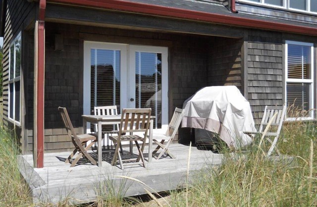 Family Friendly Luxury Townhome near the Beach with Deck, BBQ and Beach Toys