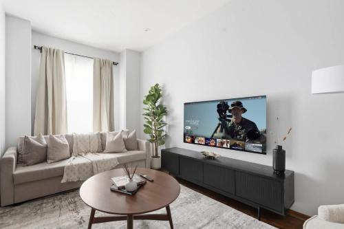 Family-Friendly Modern 4-Bedroom Getaway in TO