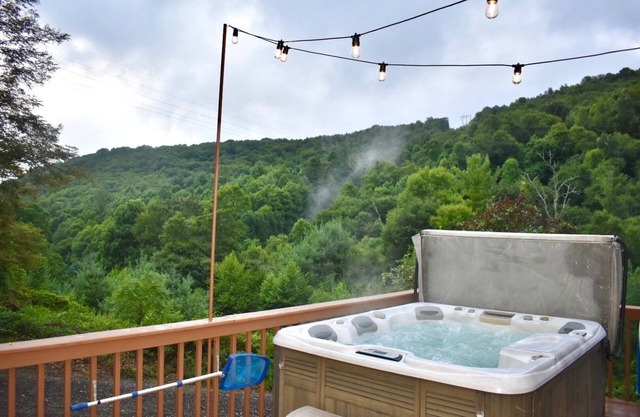 Family Friendly Mountain View Bungalow w/Hot Tub in beautiful Ashe County