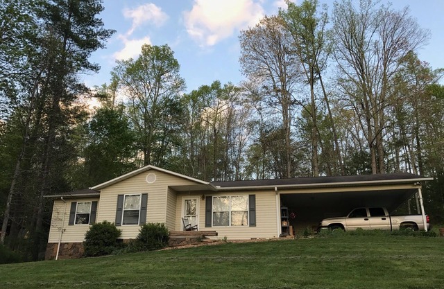 Family Friendly Mountain Home, 20 minutes to AVL and Skiing