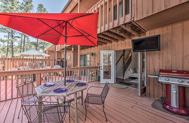 Family-Friendly Ruidoso Escape: 2 Mi to Golf!