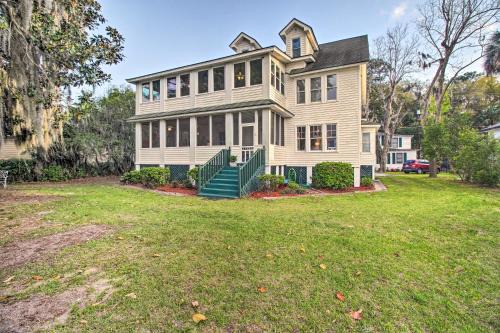 Family-Friendly Savannah Vacation Rental with Decks!