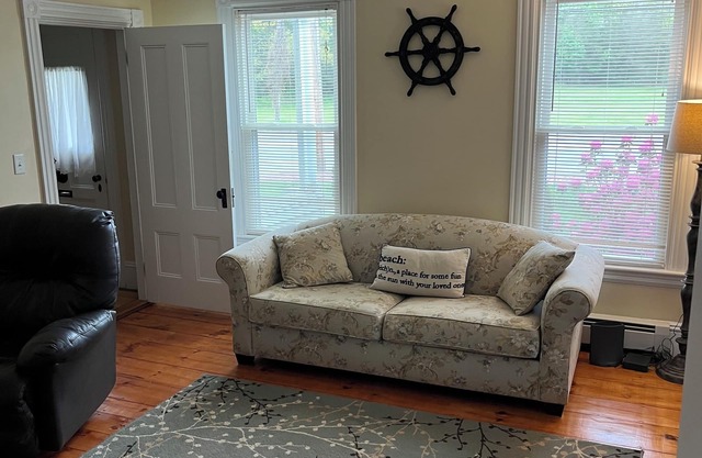 Family friendly serene house close to beaches, sleeps 8, lot off street parking