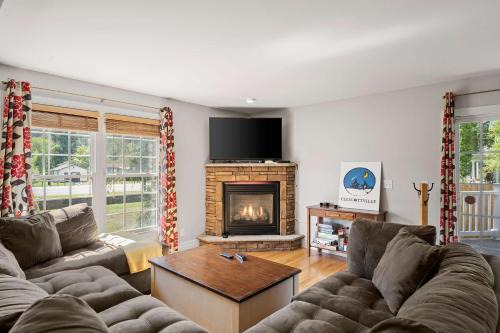 Family Friendly Spacious 4BR Townhome Hot Tub less than 1 mile to town