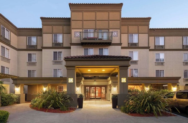 Family Friendly Suite w/Full Kitchen, Free Parking and Free Airport Shuttle!