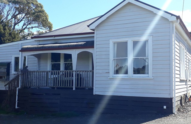 FAMILY FRIENDLY SUNNY DECK CLOSE TO WATER AND TOWN